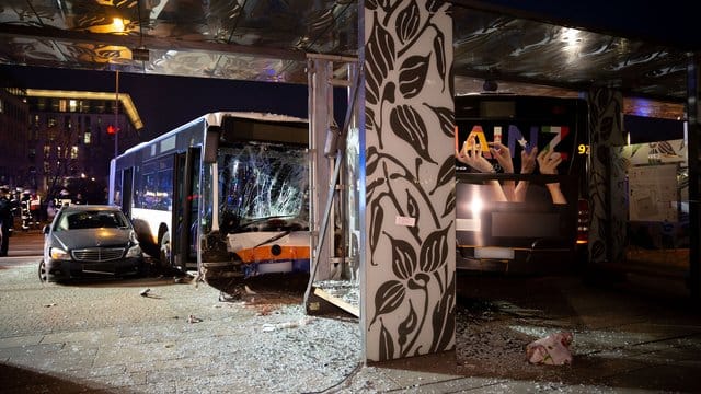 Ein beschädigter Pkw und ein beschädigter Bus stehen nach dem Unfall am Wiesbadener Hauptbahnhof. Ein beschädigter Pkw und ein beschädigter Bus stehen nach dem Unfall am Wiesbadener Hauptbahnhof.