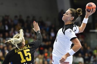 Deutschlands Emily Bölk (r) wirft gegen Montenegros Andrea Klikovac.