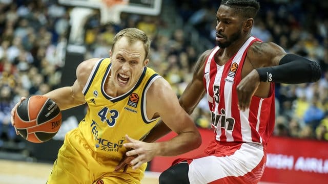 Albas Luke Sikma (l) kämpft sich durch die Abwehr von Olympiakos Piräus. Albas Luke Sikma (l) kämpft sich durch die Abwehr von Olympiakos Piräus.