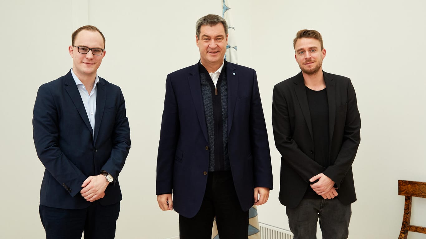 Markus Söder mit den t-online.de-Redakteuren Tim Kummert (l.) und Daniel Schreckenberg (r.).