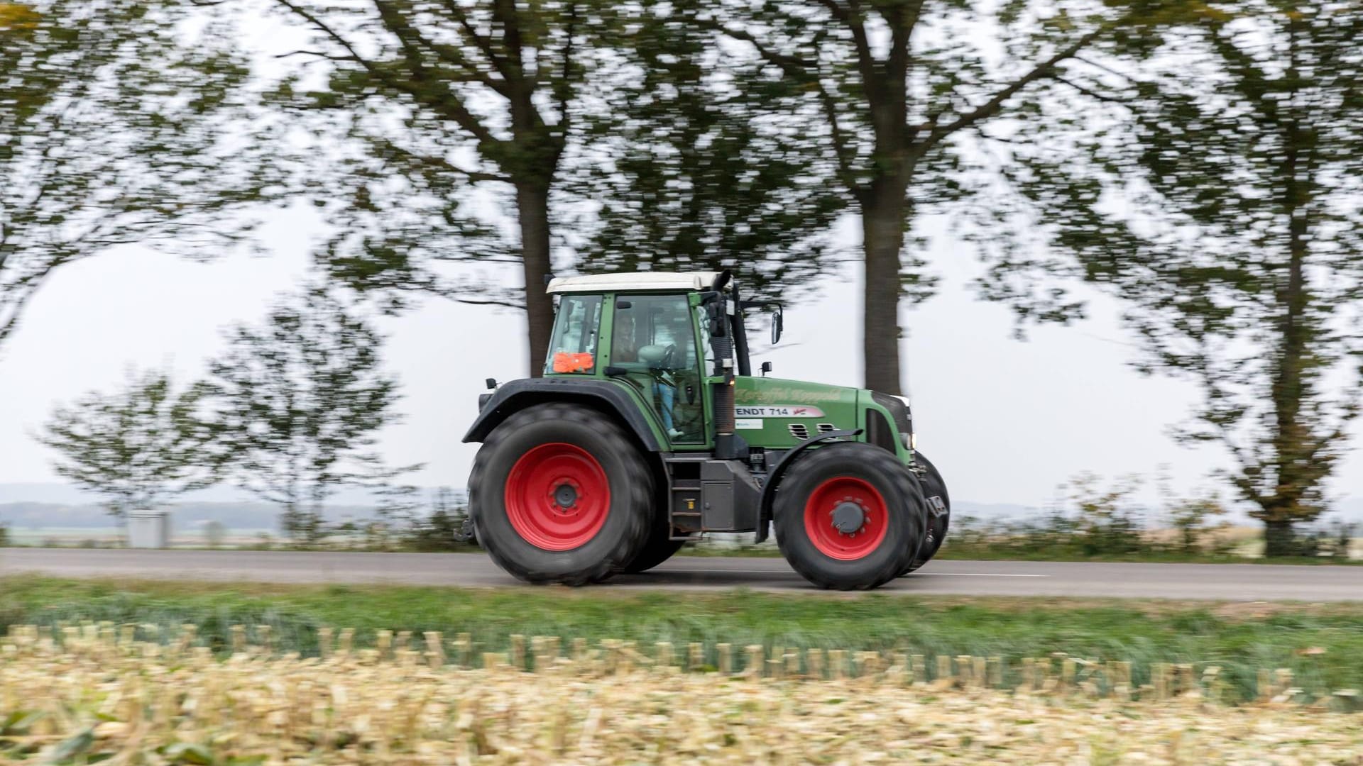 Ein Traktor (Symbolbild): Ein Mann ist betrunken auf seinem Traktor zu einer Behörde gefahren.