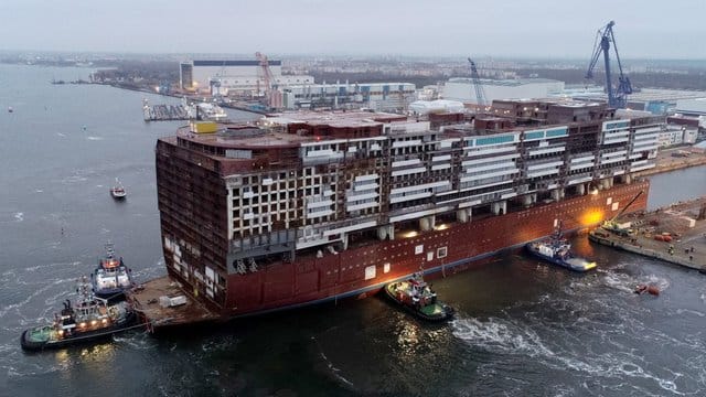 Mittschiff der "Global Dream" wird ausgedockt