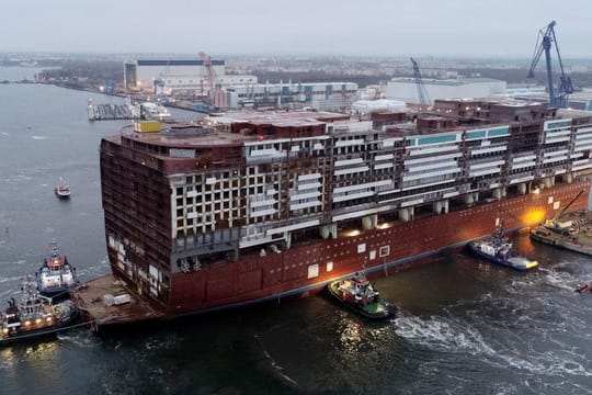 Mittschiff der "Global Dream" wird ausgedockt