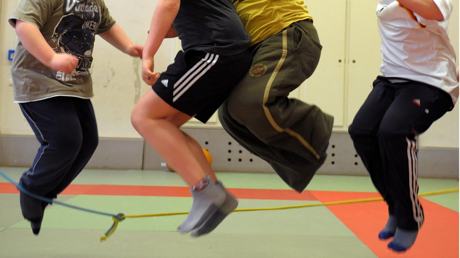 Übergewichtige Kinder nehmen an einem Sportprogramm teil: Die große Mehrheit der Jugendlichen weltweit bewegt sich laut einer aktuellen Studie der Weltgesundheitsorganisation zu wenig. Übergewichtige Kinder nehmen an einem Sportprogramm teil: Die große Mehrheit der Jugendlichen weltweit bewegt sich laut einer aktuellen Studie der Weltgesundheitsorganisation zu wenig.