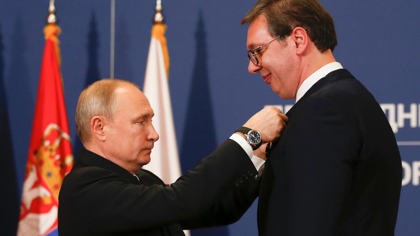 Wladimir Putin (l) und Aleksandar Vucic (Archivbild): Der serbische Präsident Vucic hat dem Verbündeten Russland vorgeworfen, gegen Serbien zu spionieren.