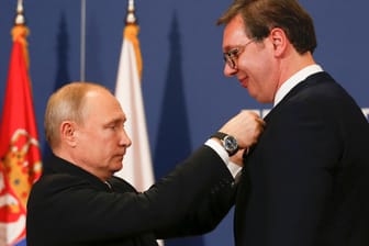 Wladimir Putin (l) und Aleksandar Vucic (Archivbild): Der serbische Präsident Vucic hat dem Verbündeten Russland vorgeworfen, gegen Serbien zu spionieren.