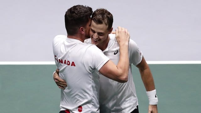 Der Kanadier Vasek Pospisil (r) feiert seinen Sieg mit Kapitän Frank Dancevic.
