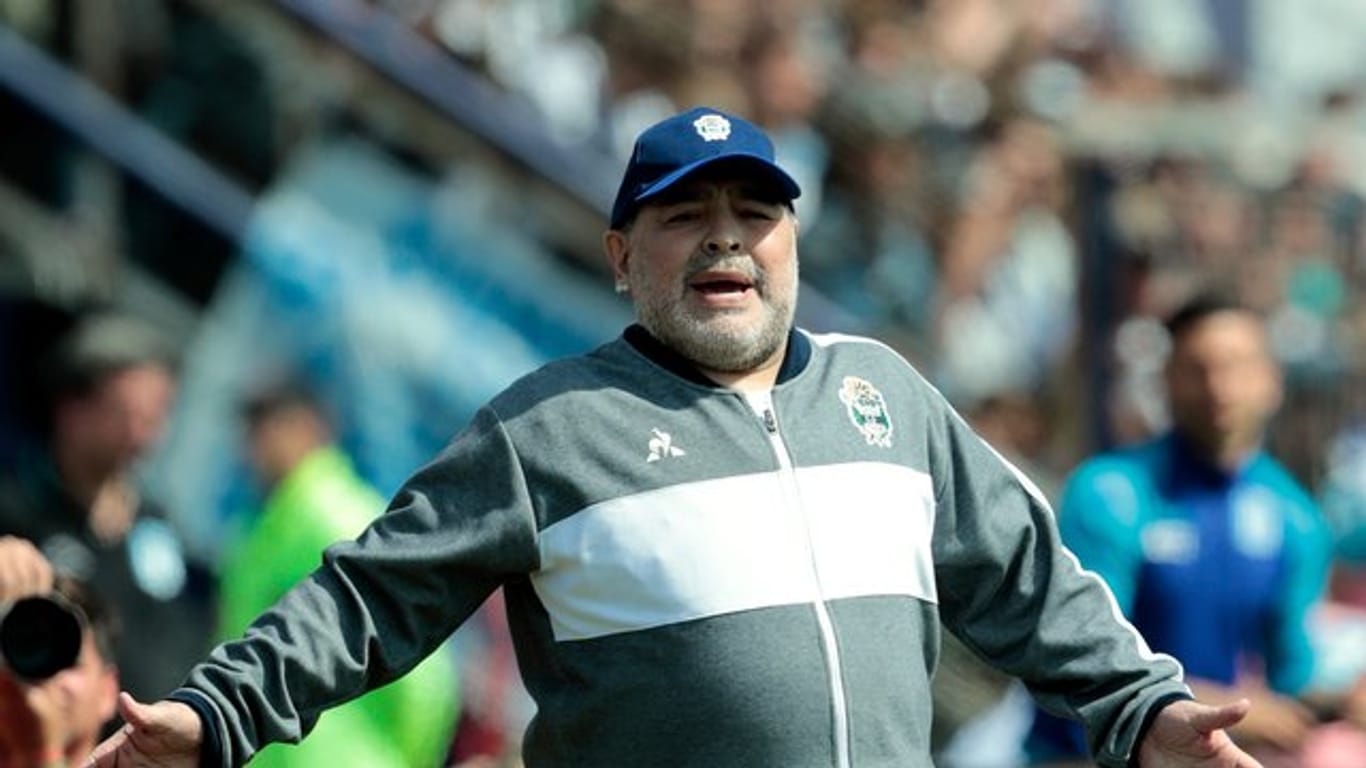 Diego Maradona bleibt nun doch Trainer von Gimnasia y Esgrima La Plata.