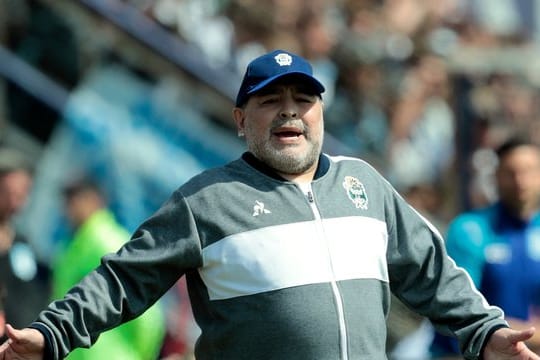Diego Maradona bleibt nun doch Trainer von Gimnasia y Esgrima La Plata.