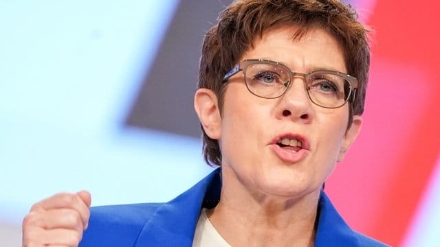 Annegret Kramp-Karrenbauer, Bundesvorsitzende der CDU und Verteidigungsministerin, spricht beim CDU-Bundesparteitag. Annegret Kramp-Karrenbauer, Bundesvorsitzende der CDU und Verteidigungsministerin, spricht beim CDU-Bundesparteitag.