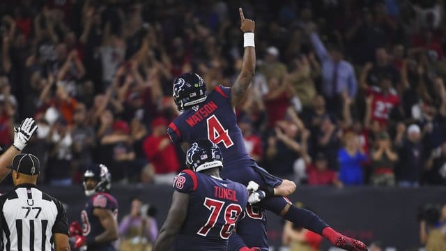 Texans-Quarterback Deshaun Watson (oben) feiert einen Touchdown.