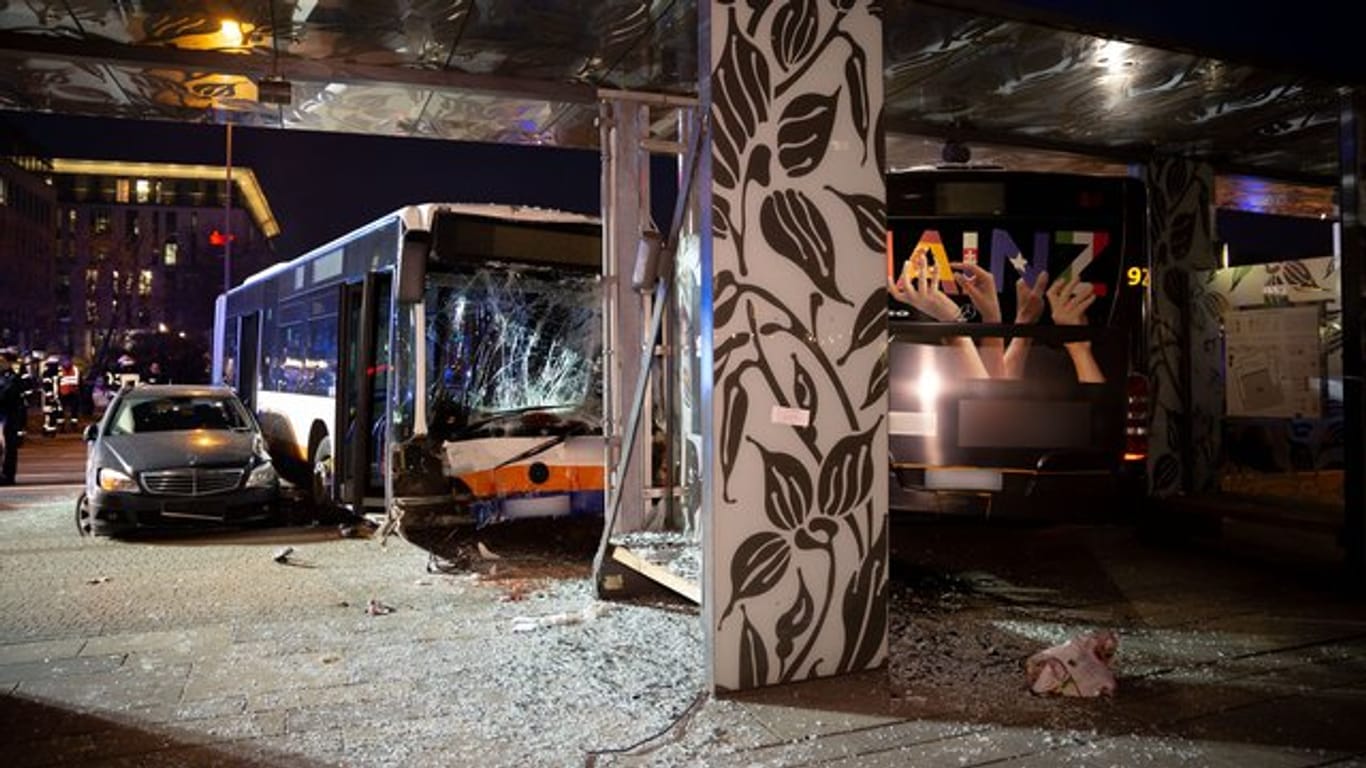 Ein beschädigter Pkw und ein beschädigter Bus stehen nach einem Unfall am Hauptbahnhof in Wiesbaden.