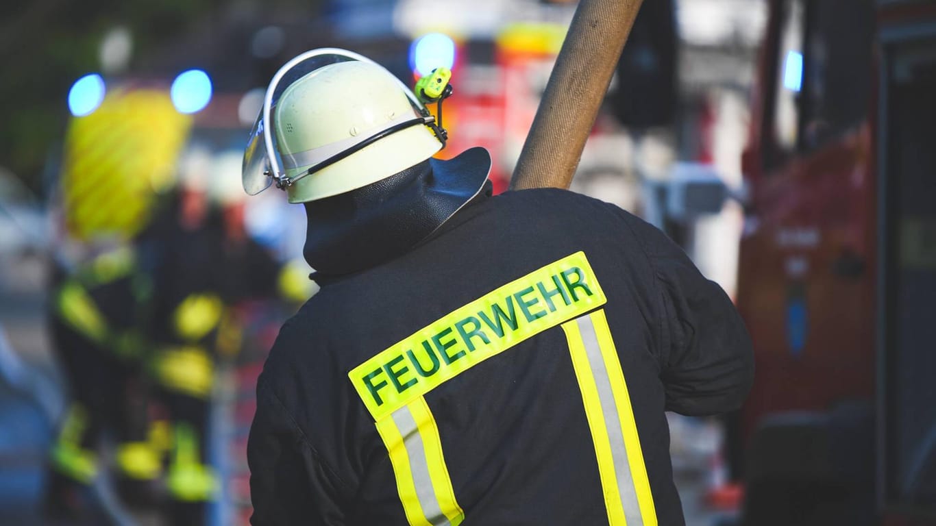 Ein Feuerwehrmann im Einsatz (Symbolbild): In Hamburg ist ein Ehepaar beinahe mit dem Auto in die Elbe gerutscht.