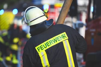 Ein Feuerwehrmann im Einsatz (Symbolbild): In Hamburg ist ein Ehepaar beinahe mit dem Auto in die Elbe gerutscht.