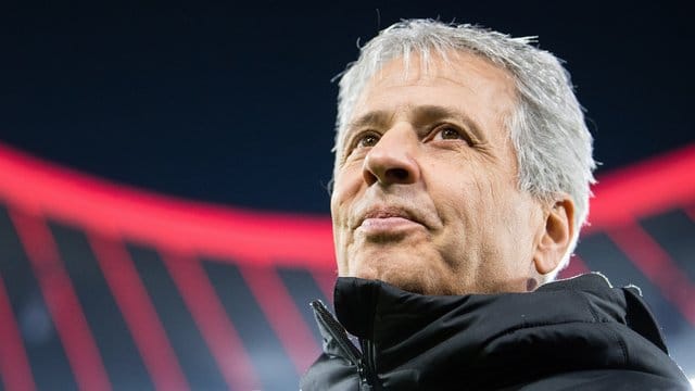Dortmunds Trainer Lucien Favre fordert vor dem Freitagsspiel gegen Paderborn eine Leistungssteigerung. Dortmunds Trainer Lucien Favre fordert vor dem Freitagsspiel gegen Paderborn eine Leistungssteigerung.