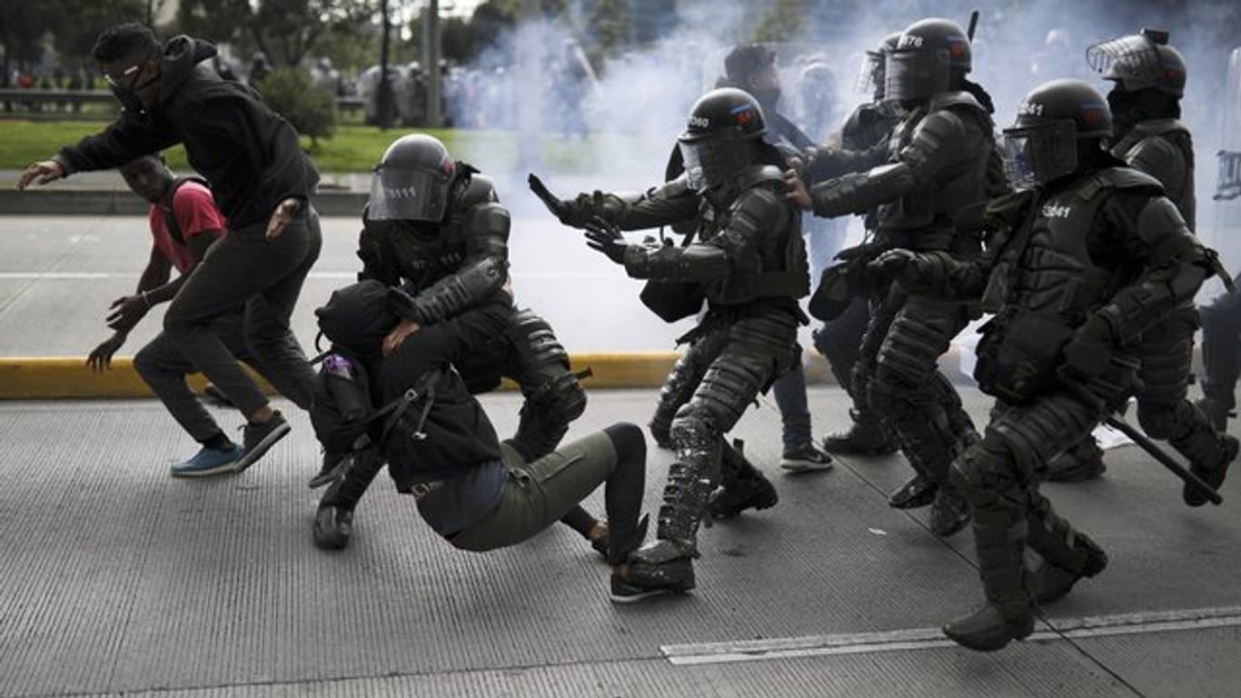 Die Polizei greift sich in Bogota einen Demonstranten.