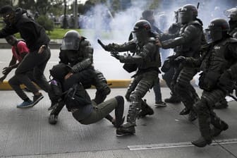 Die Polizei greift sich in Bogota einen Demonstranten.