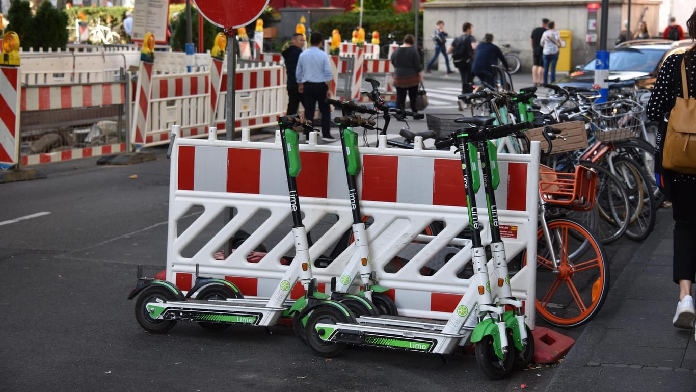 E-Scooter von Lima an Baustelle abgestellt: Auch in Köln gibt es viel zu viele Verstöße von Tretroller-Fahrern.
