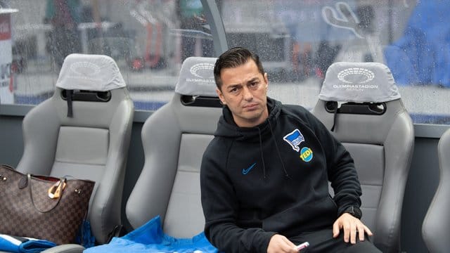 Trainer Ante Covic steht mit Hertha BSC in Augsburg unter Druck. Trainer Ante Covic steht mit Hertha BSC in Augsburg unter Druck.