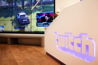 Das Bild zeigt den Eingangsbereich des Twitch-Büros: Die Livestreaming-Plattform Twitch gehört zu Amazon und wird vor allem von Gamern genutzt.
