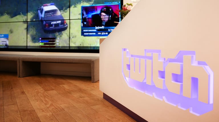 Das Bild zeigt den Eingangsbereich des Twitch-Büros: Die Livestreaming-Plattform Twitch gehört zu Amazon und wird vor allem von Gamern genutzt.