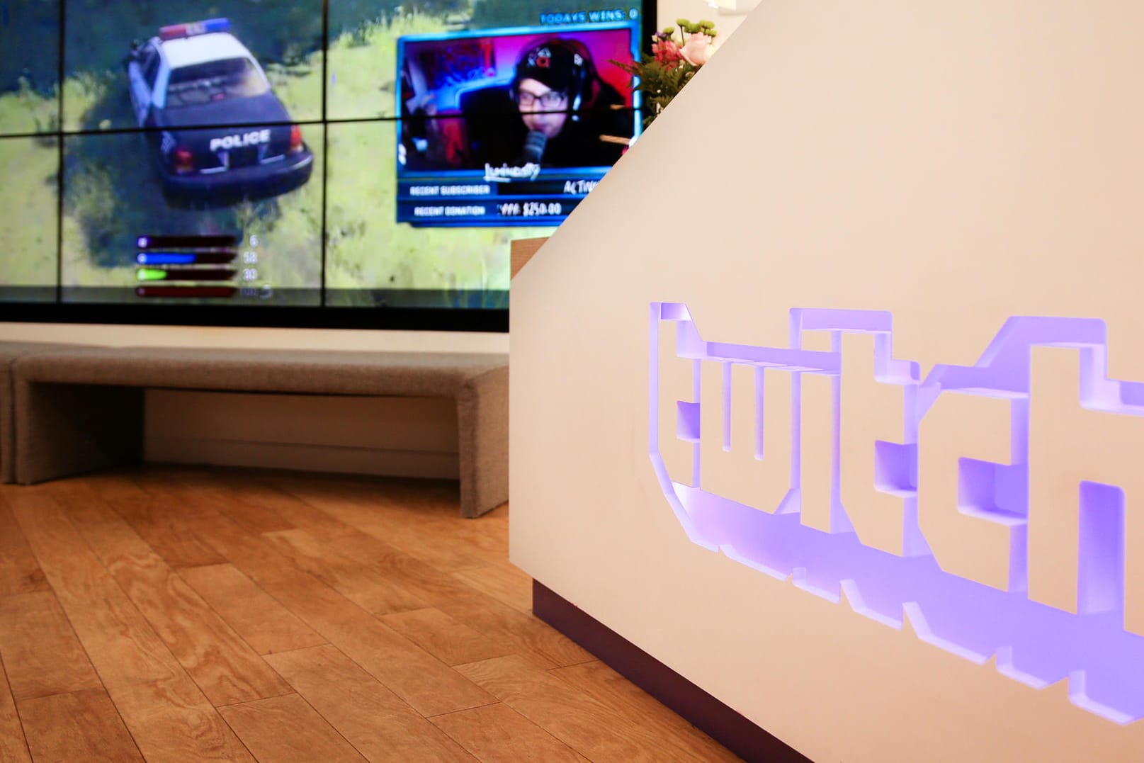 Das Bild zeigt den Eingangsbereich des Twitch-Büros: Die Livestreaming-Plattform Twitch gehört zu Amazon und wird vor allem von Gamern genutzt.