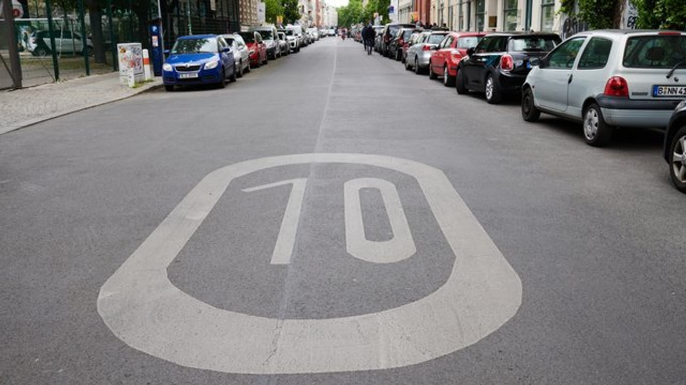 Ein Hinweis auf eine Tempo-10-Zone ist groß auf den Teer der Auguststraße in Berlin gemalt.