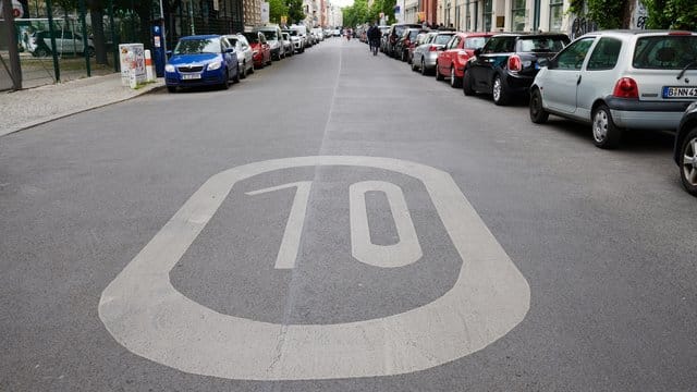 Ein Hinweis auf eine Tempo-10-Zone ist groß auf den Teer der Auguststraße in Berlin gemalt. Ein Hinweis auf eine Tempo-10-Zone ist groß auf den Teer der Auguststraße in Berlin gemalt.