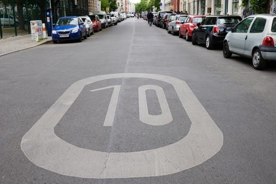 Ein Hinweis auf eine Tempo-10-Zone ist groß auf den Teer der Auguststraße in Berlin gemalt.