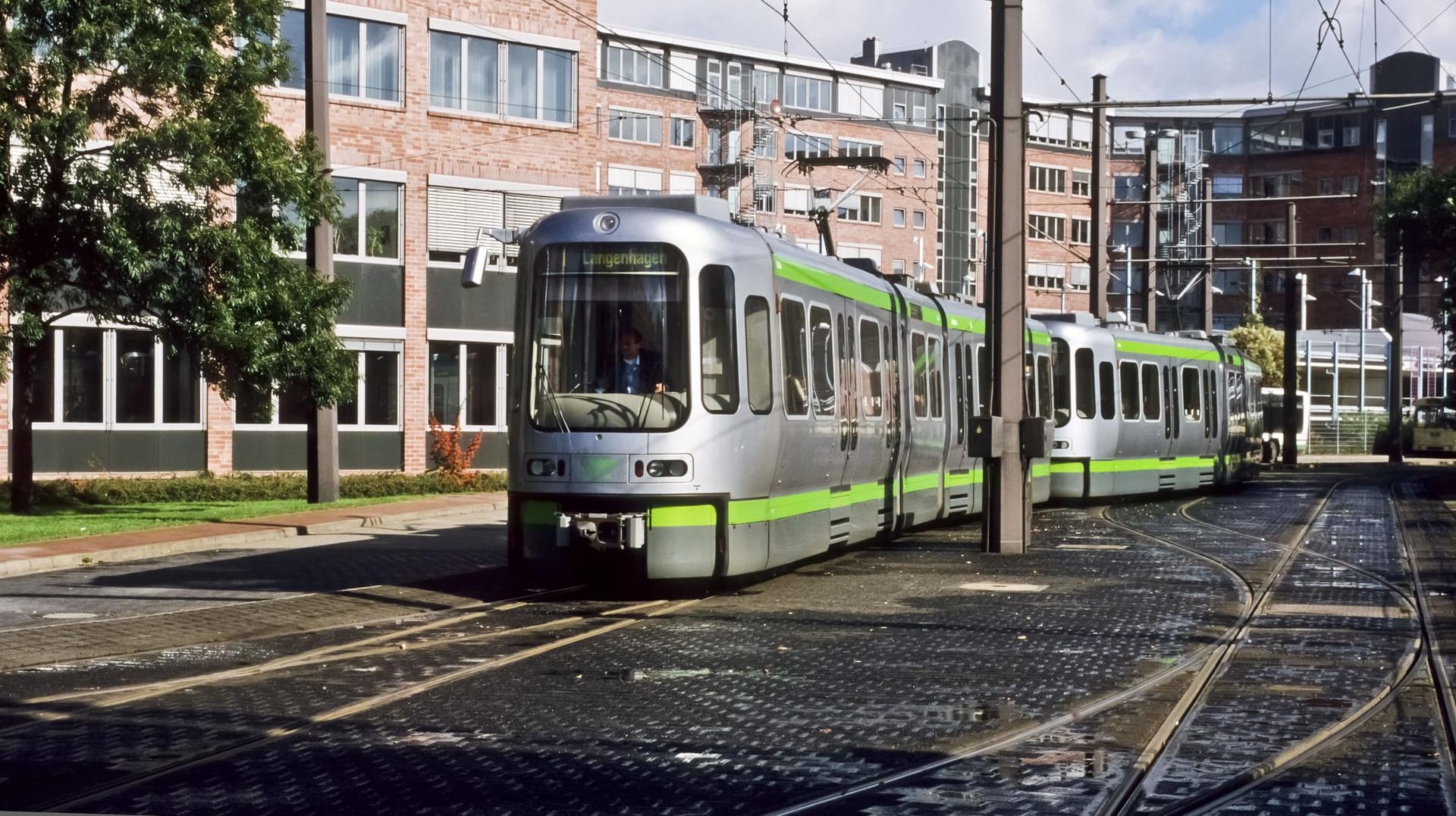 Zug der Stadtbahn in Hannover: Der Bahnfahrer leitete eine Gefahrenbremsung ein – trotzdem kam es zum Unfall (Symbolbild).