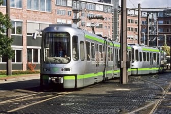 Zug der Stadtbahn in Hannover: Der Bahnfahrer leitete eine Gefahrenbremsung ein – trotzdem kam es zum Unfall (Symbolbild).