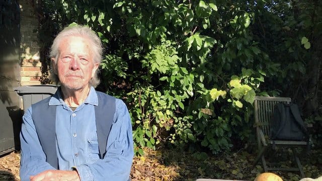 Peter Handke beim Interview mit der Nachrichtenagentur APA im Garten seines Hauses. Peter Handke beim Interview mit der Nachrichtenagentur APA im Garten seines Hauses.