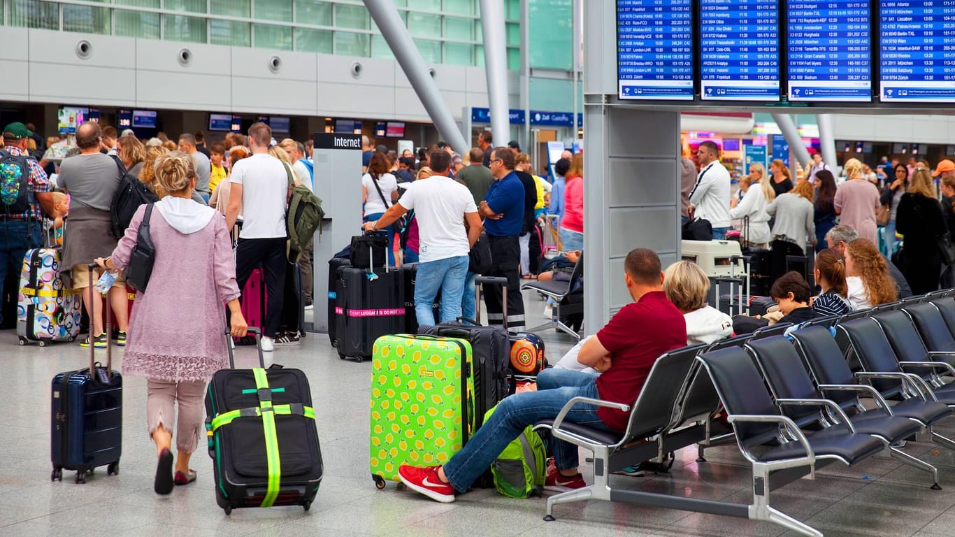Viele Menschen im Terminalgebäude am Flughafen Düsseldorf: Verdri kritisiert, dass zu wenig Personal eingeplant sei.