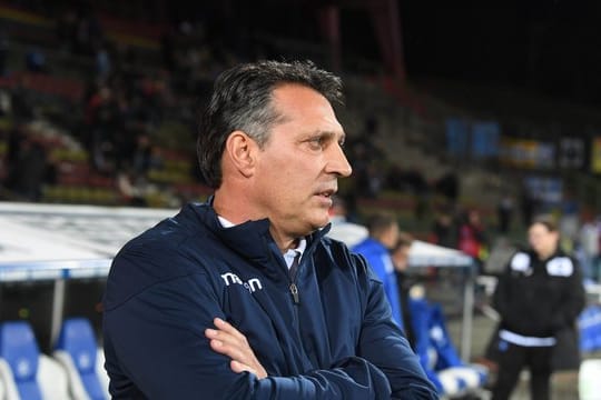 Der Karlsruher Trainer Alois Schwartz fordert mehr Respekt ein.