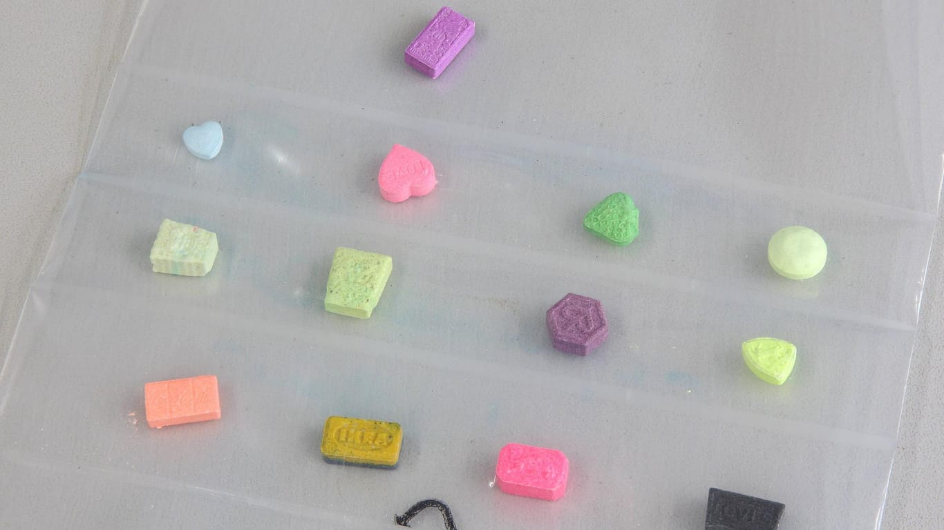 Sichergestellte Ecstasy-Tabletten: In den Niederlanden und in Belgien beschlagnahmten die Ermittler den Ecsatsy-Wirkstoff MDMA (Symbolbild).