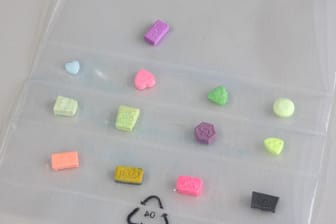 Sichergestellte Ecstasy-Tabletten: In den Niederlanden und in Belgien beschlagnahmten die Ermittler den Ecsatsy-Wirkstoff MDMA (Symbolbild).