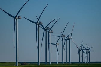 Dutzende Windräder drehen sich an der Nordseeküste vor der Insel Sylt im Wind.