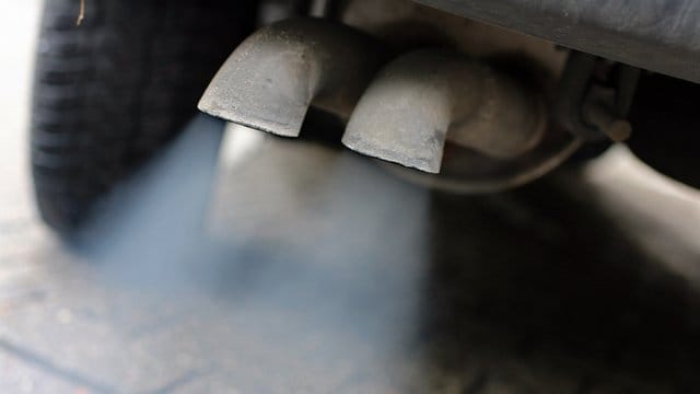 Abgase strömen aus einem Auspuff: In Berlin gilt auf einer Straße in Neukölln nun ein Dieselfahrverbot.