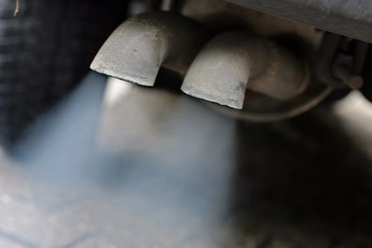 Abgase strömen aus einem Auspuff: In Berlin gilt auf einer Straße in Neukölln nun ein Dieselfahrverbot.