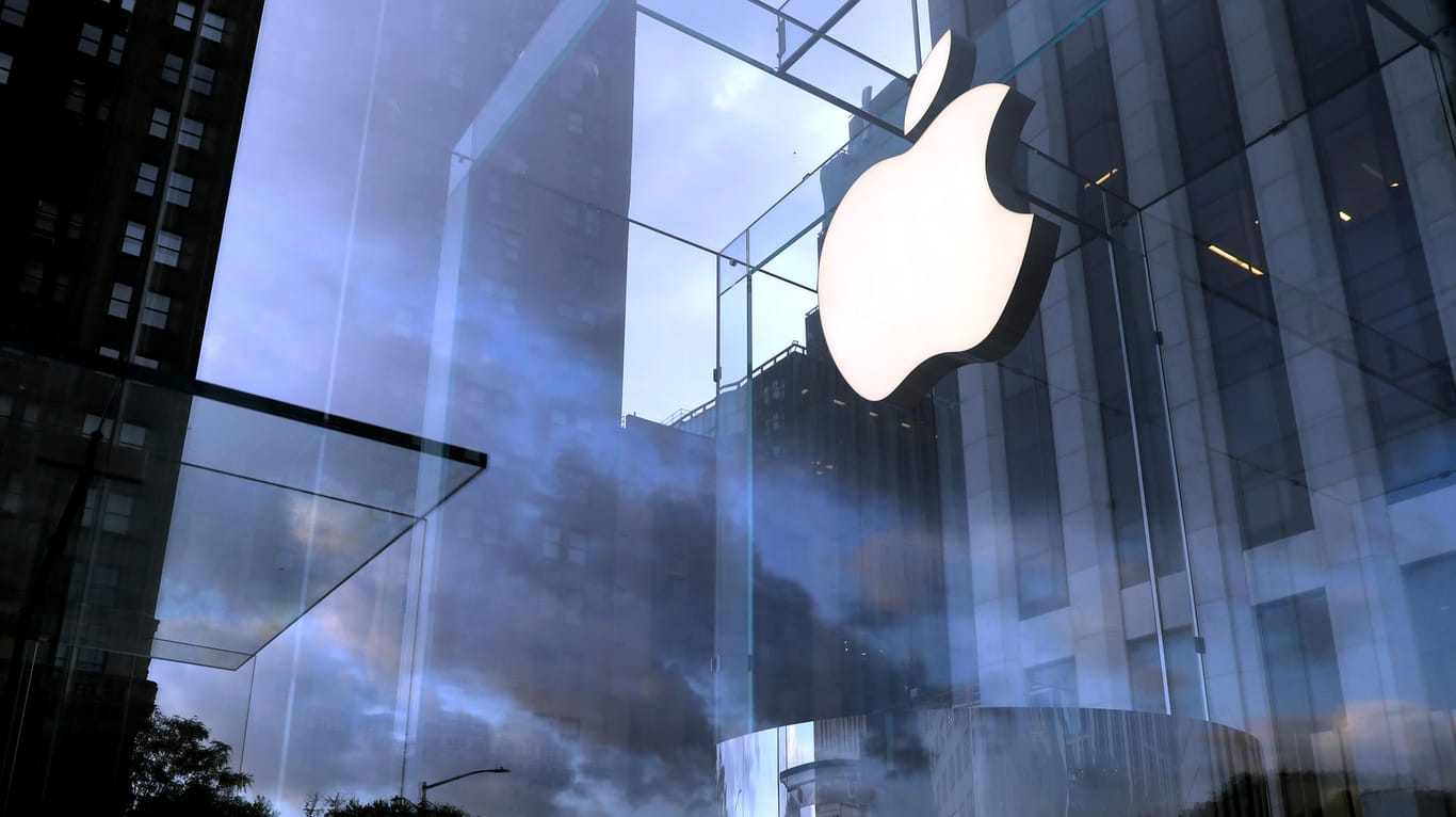 Das Apple-Logo ist vor einem Geschäft in New York zu sehen: Der iPhone-Konzern hat alle Nutzerbewertungen aus seinem Online-Shop gelöscht.
