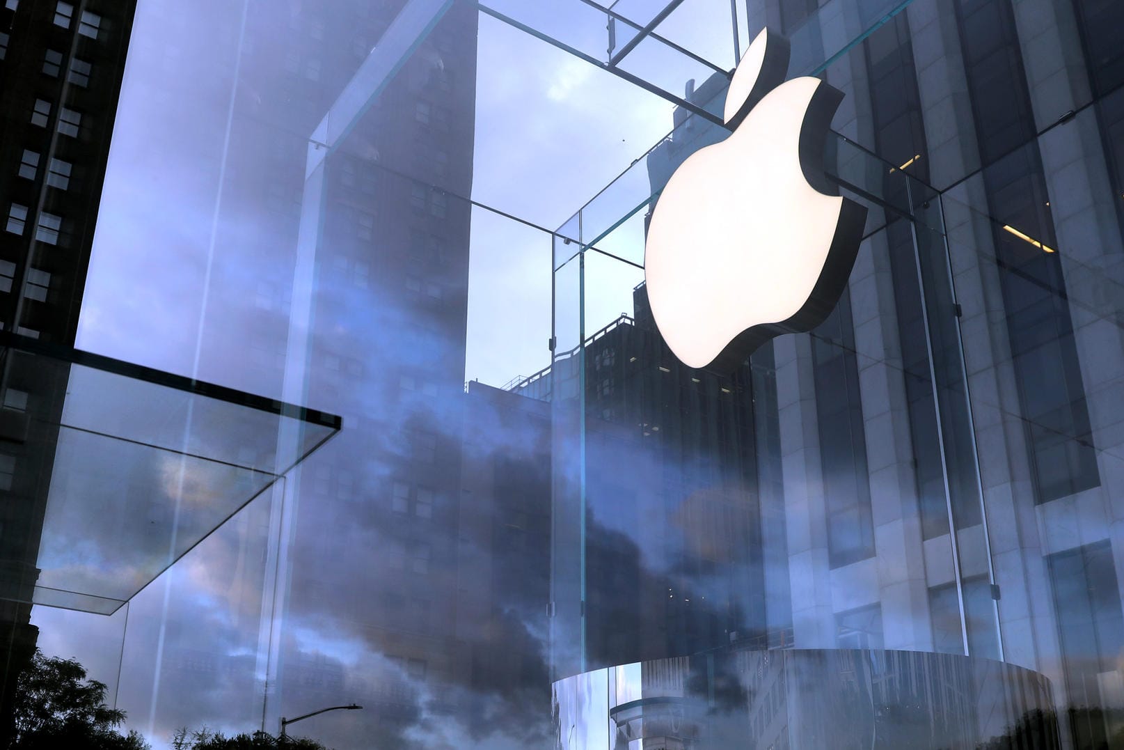 Das Apple-Logo ist vor einem Geschäft in New York zu sehen: Der iPhone-Konzern hat alle Nutzerbewertungen aus seinem Online-Shop gelöscht.