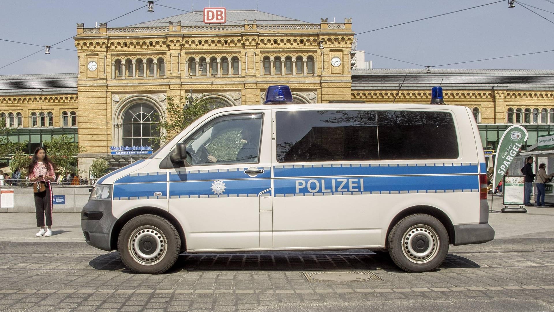 Polizeifahrzeug vor dem Hauptbahnhof in Hannover: Die Frau ging direkt vom Zug zur Wache der Bundespolizei im Bahnhof – ihr Stalker folgte ihr (Archivbild).