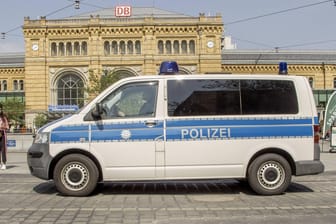Polizeifahrzeug vor dem Hauptbahnhof in Hannover: Die Frau ging direkt vom Zug zur Wache der Bundespolizei im Bahnhof – ihr Stalker folgte ihr (Archivbild).