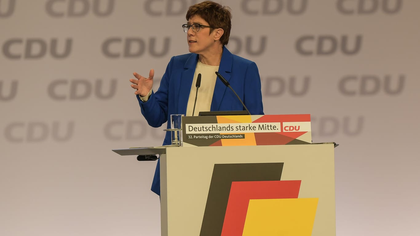Annegret Kramp-Karrenbauer beim Bundesparteitag in Leipzig: Viele Anträge bergen Potenzial für Streit in der Partei.