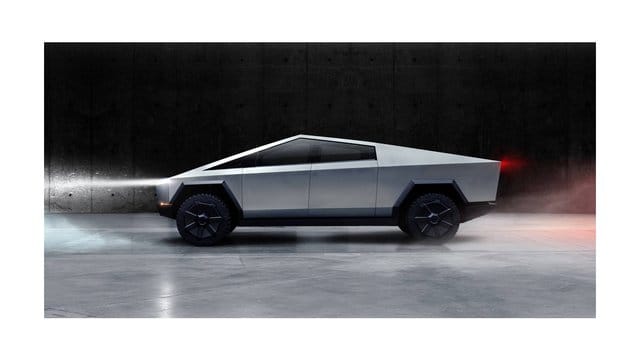 Teslas Zukunftsvision mit dem Namen "Cybertruck" hat die ungewöhnliche dreieckige Form, die eher an einen Kampfjet als einen klassischen Pickup erinnert. Teslas Zukunftsvision mit dem Namen "Cybertruck" hat die ungewöhnliche dreieckige Form, die eher an einen Kampfjet als einen klassischen Pickup erinnert.