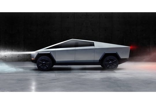 Teslas Zukunftsvision mit dem Namen "Cybertruck" hat die ungewöhnliche dreieckige Form, die eher an einen Kampfjet als einen klassischen Pickup erinnert.