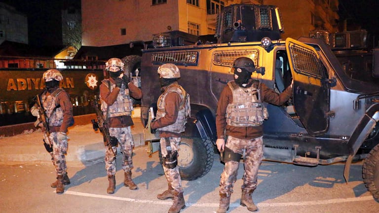 Türkische Polizisten der Anti-Terror-Einheit: In Nordsyrien wurde ein mutmaßlicher Kämpfer des IS festgenommen. (Symbolbild)