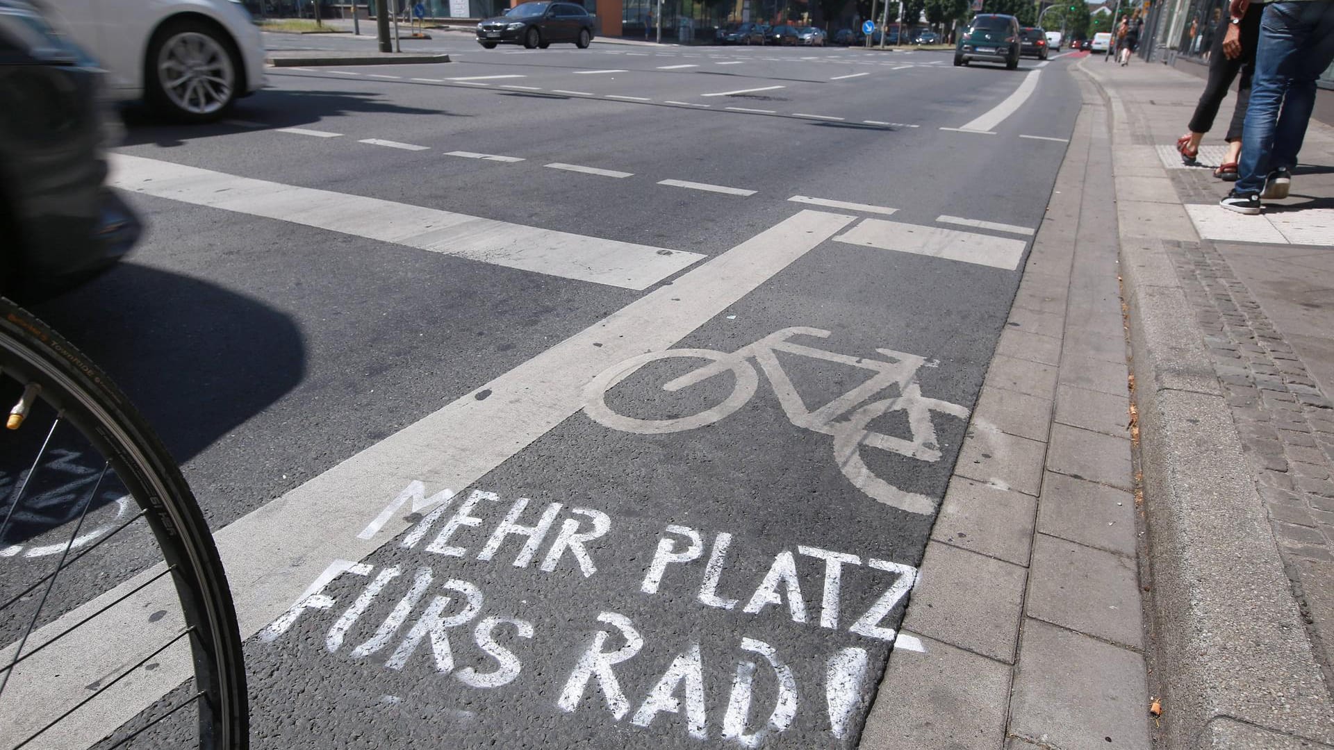 "Mehr Platz fürs Rad!": In Dortmund werden Rad- und Gehwege regelmäßig von Lkw und Pkw blockiert. "Mehr Platz fürs Rad!": In Dortmund werden Rad- und Gehwege regelmäßig von Lkw und Pkw blockiert.