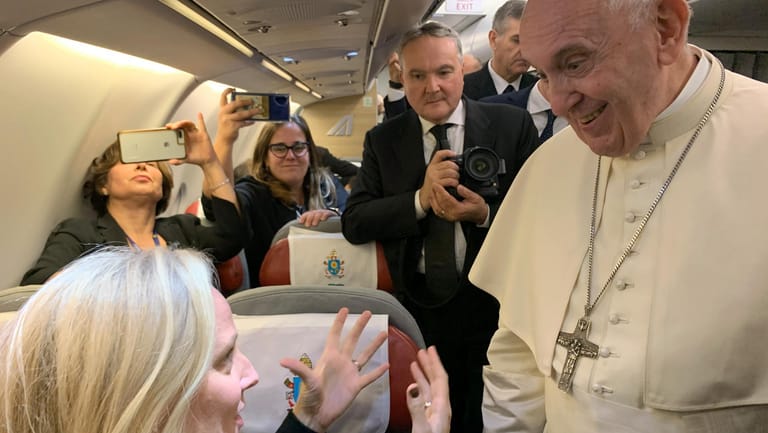 Franziskus an Bord der päpstlichen Maschine: Gespräche mit mitreisenden Journalisten gehören zur Tagesordnung.