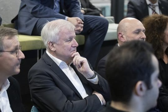 Bundesinnenminister Horst Seehofer (CSU, M) trifft bei seinem Besuch im Digitalisierungslabor der "Fabrik" in Berlin Mitarbeiter.